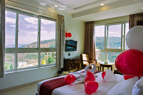 deluxe-room-with-valley-view-in-hotel-panchgani
						